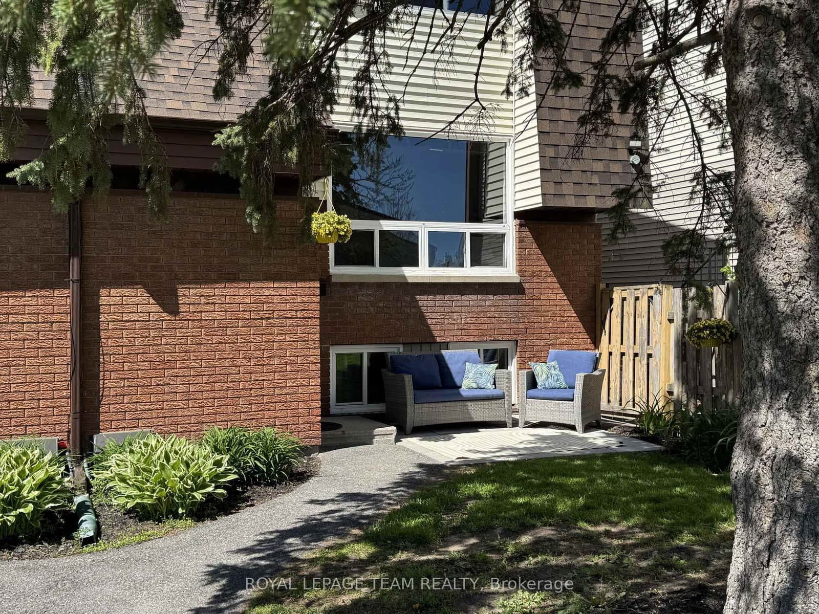 B - 21 Woodvale Green, Ottawa, ON — photo 2