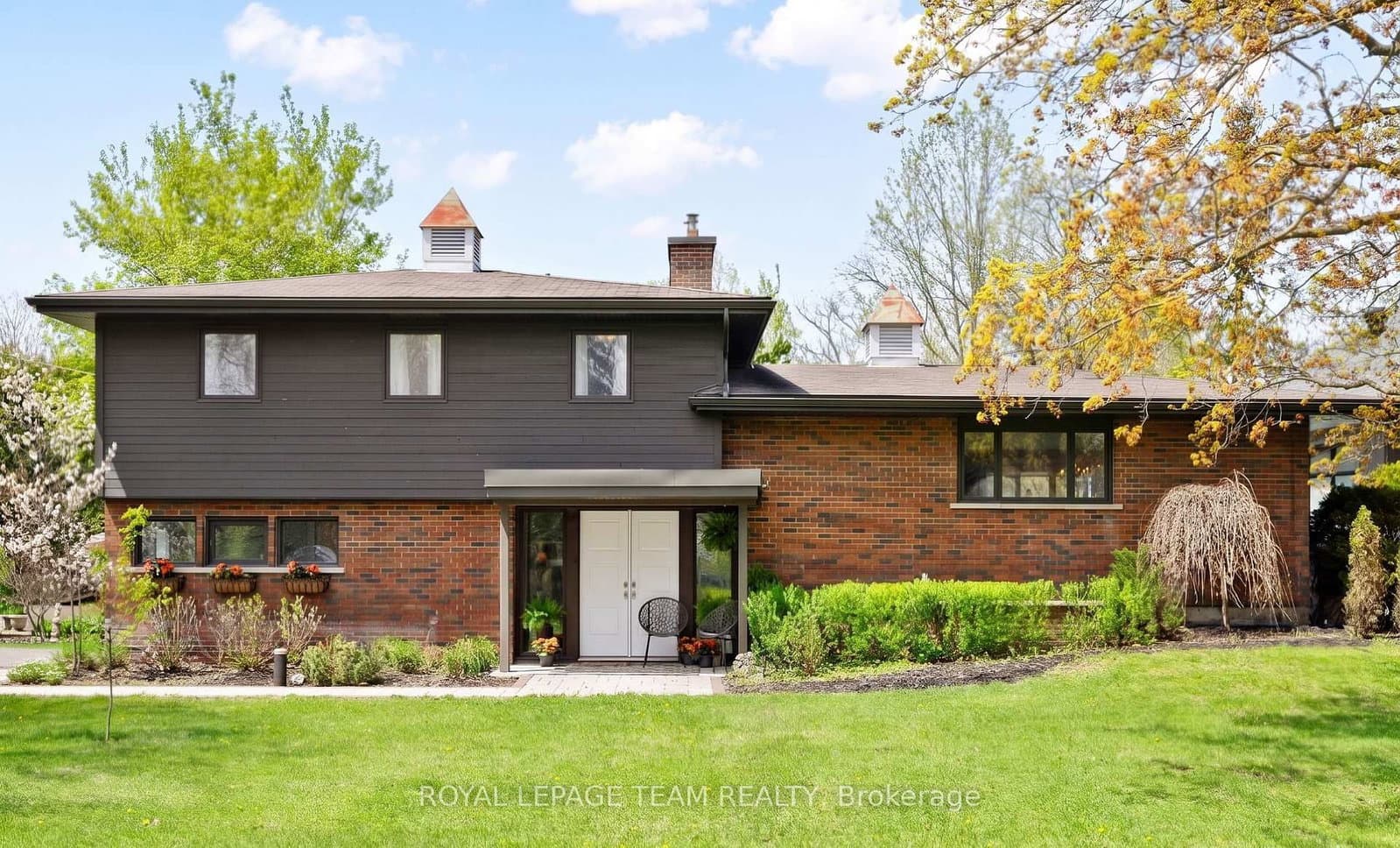 2 Lockview Road, Ottawa, ON
