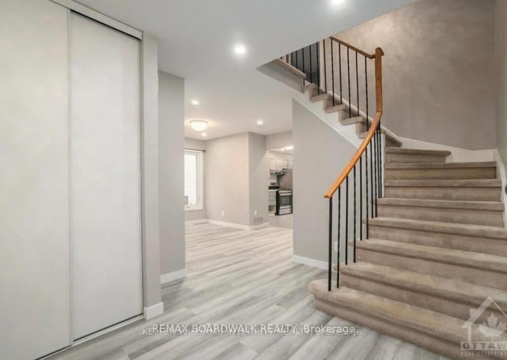 563 LATOUR Crescent, Ottawa, ON — photo 3