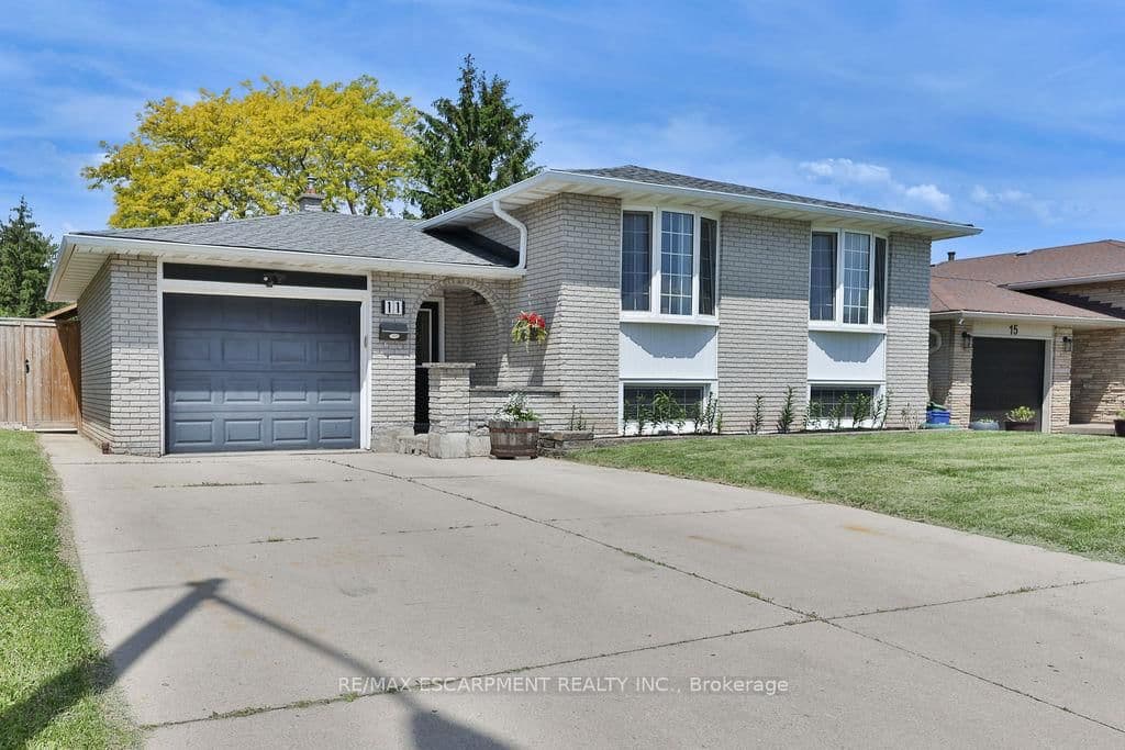 11 Lynwood Drive, Hamilton, ON — photo 2