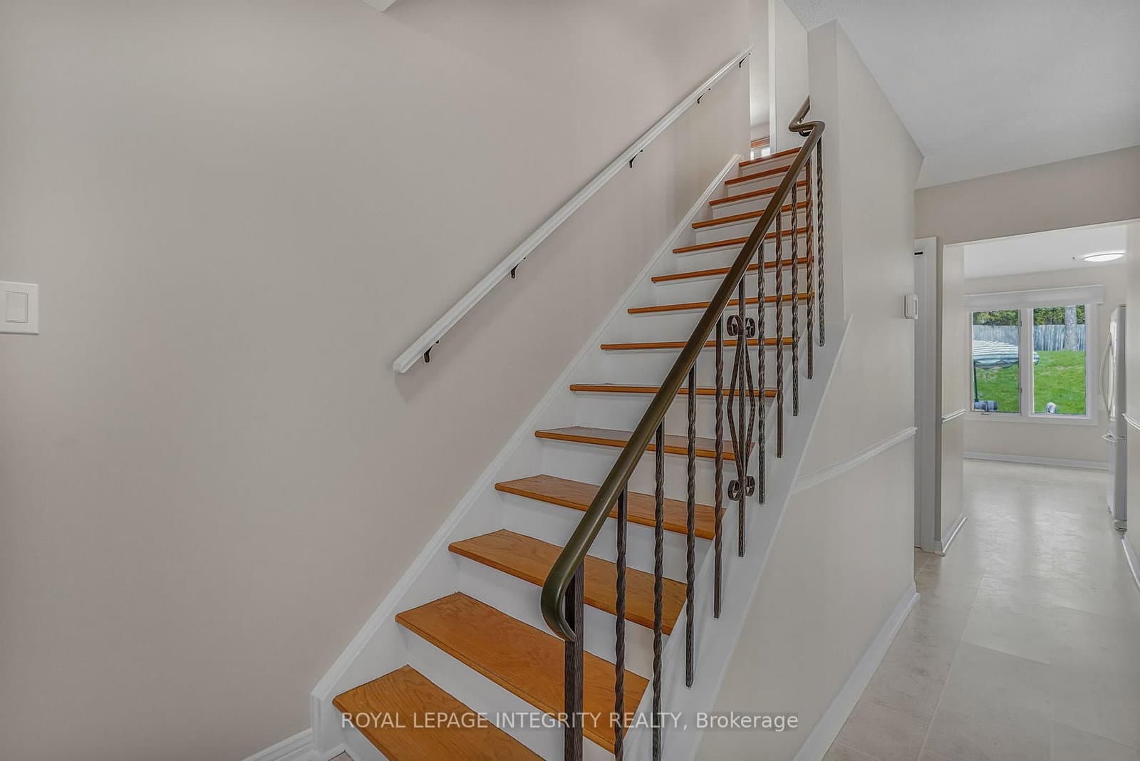 74 Valewood Crescent, Ottawa, ON — photo 2