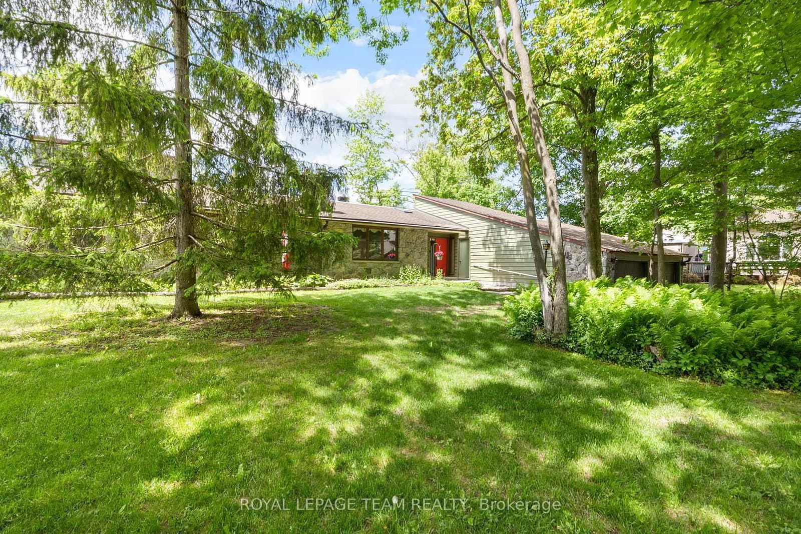 4 Leeward Street, Ottawa, ON — photo 2