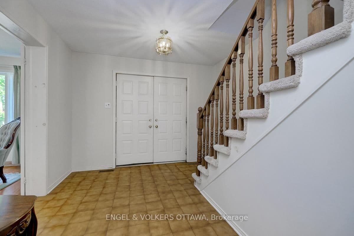 210 Cypress Court, Ottawa, ON — photo 3
