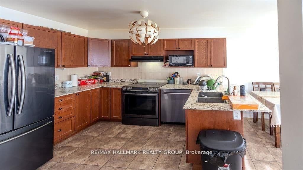 39 Chesapeake Crescent, Ottawa, ON — photo 2
