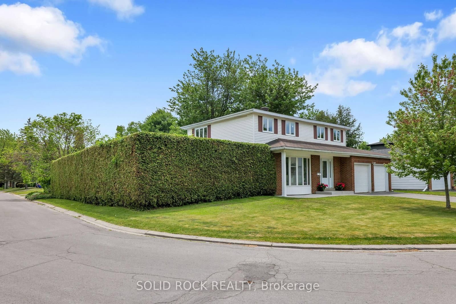 10 Highpark Crescent, Ottawa, ON — photo 2