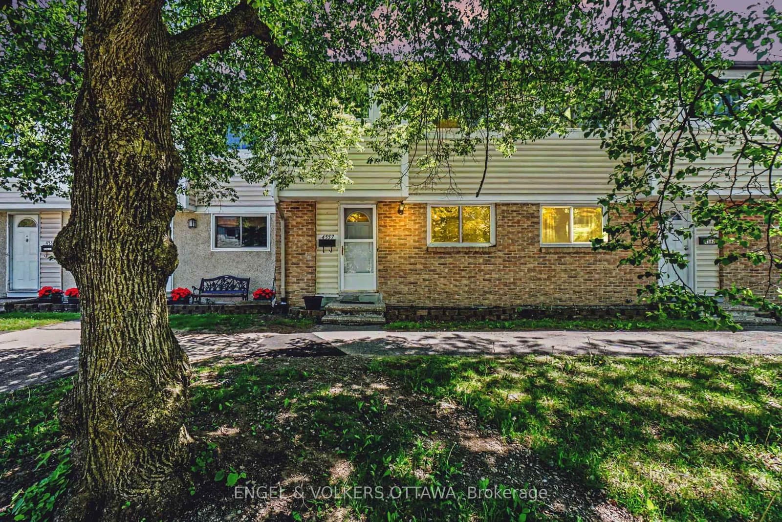 4557 Dora Crescent, Ottawa, ON