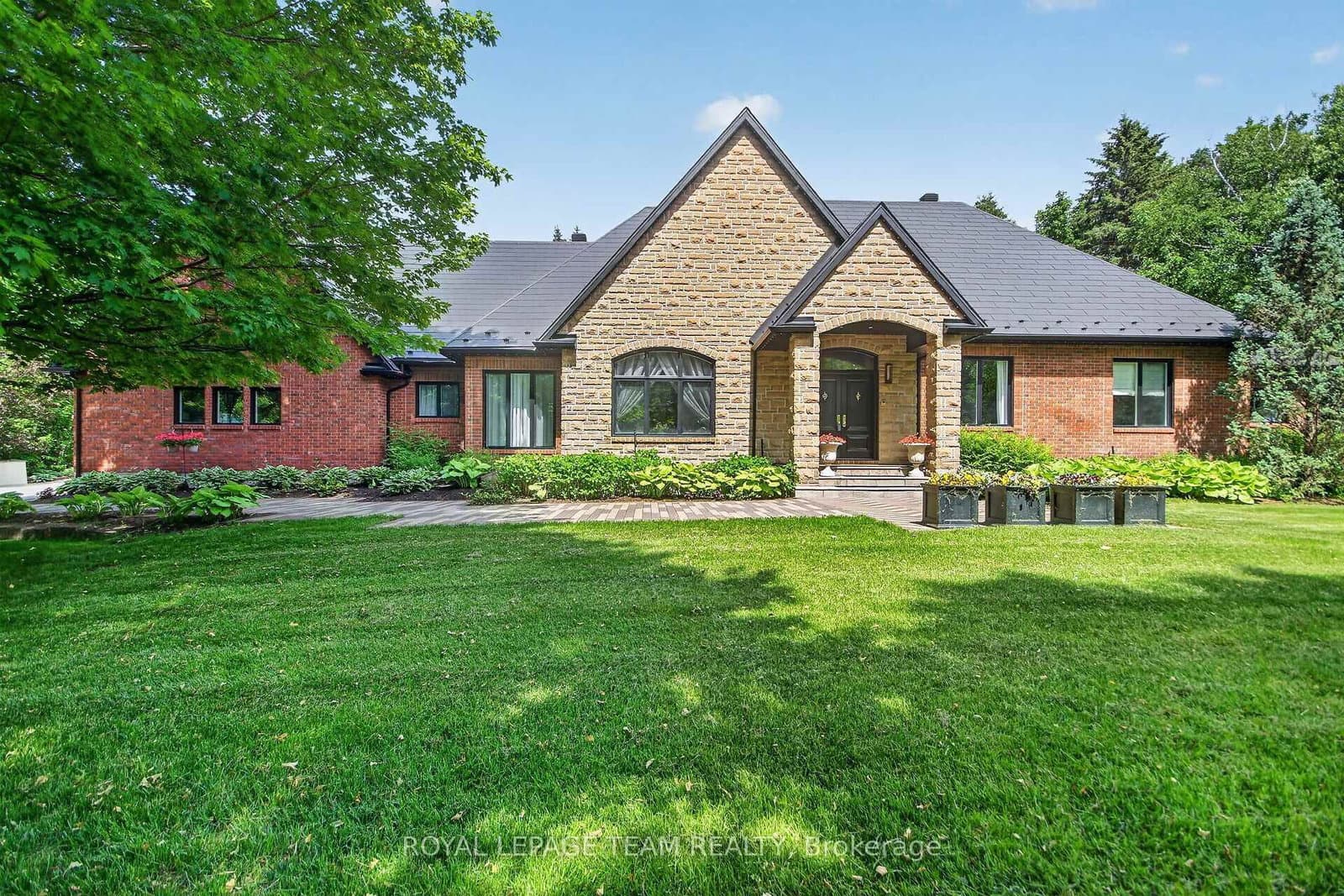 5849 Queenscourt Crescent, Ottawa, ON