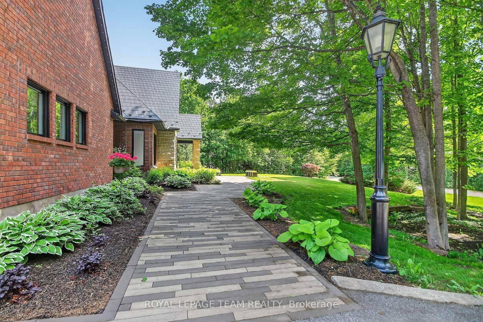 5849 Queenscourt Crescent, Ottawa, ON — photo 3