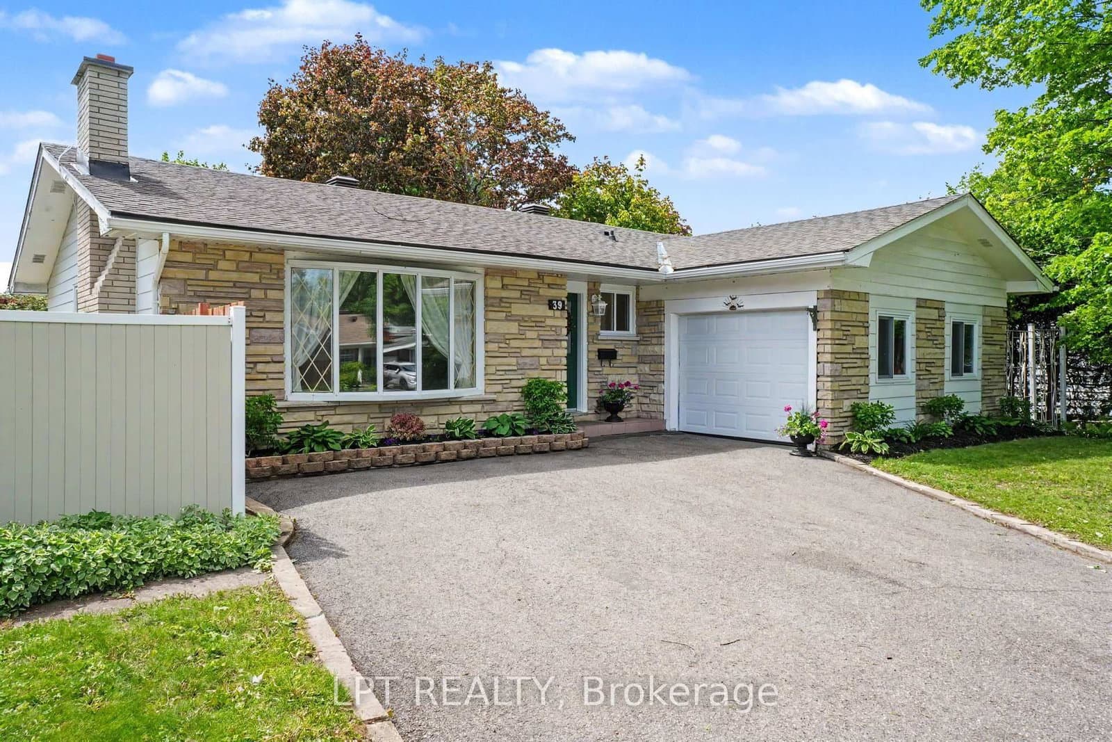 39 Hadley Circle, Ottawa, ON — photo 2