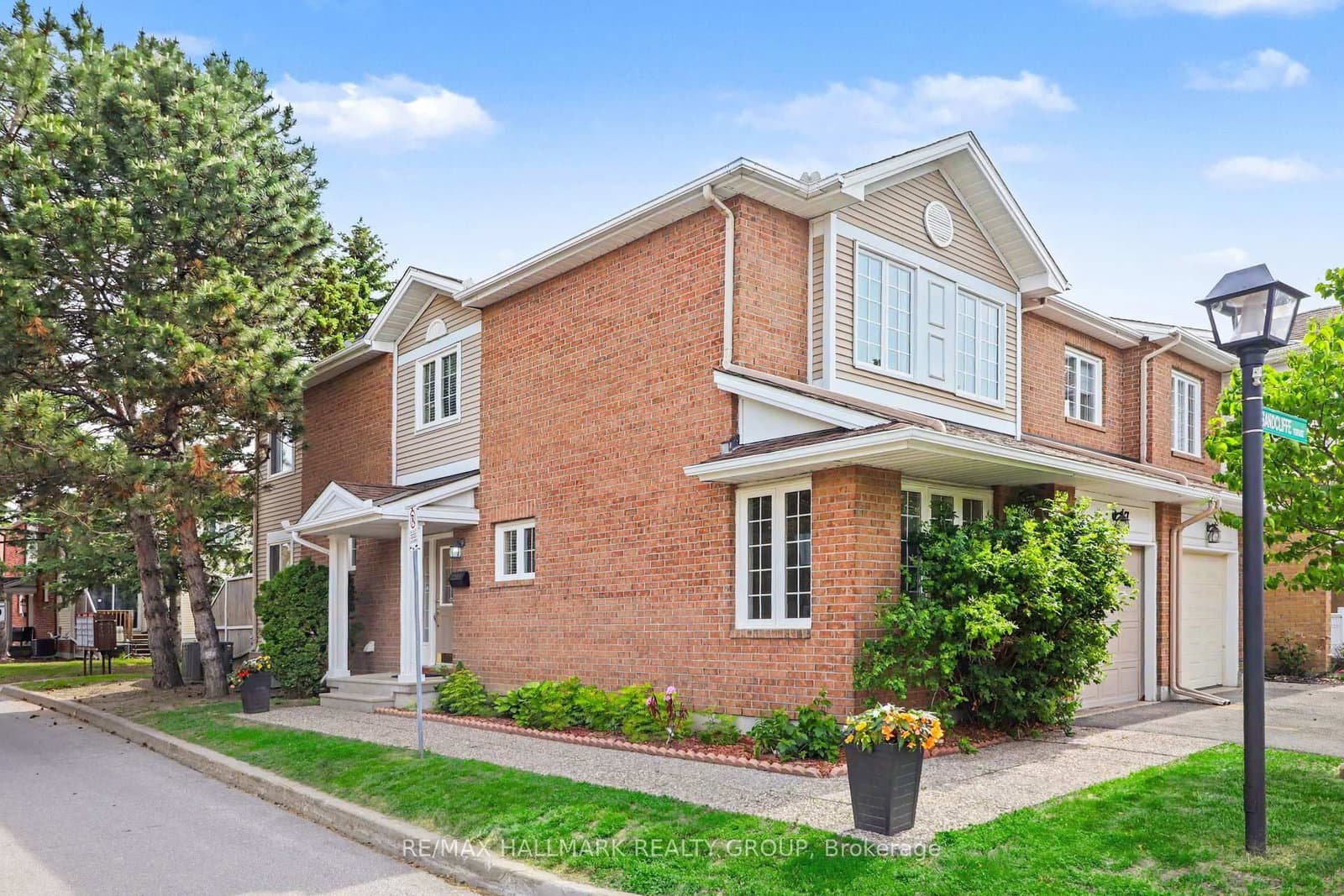 27 Sandcliffe Terrace, Ottawa, ON