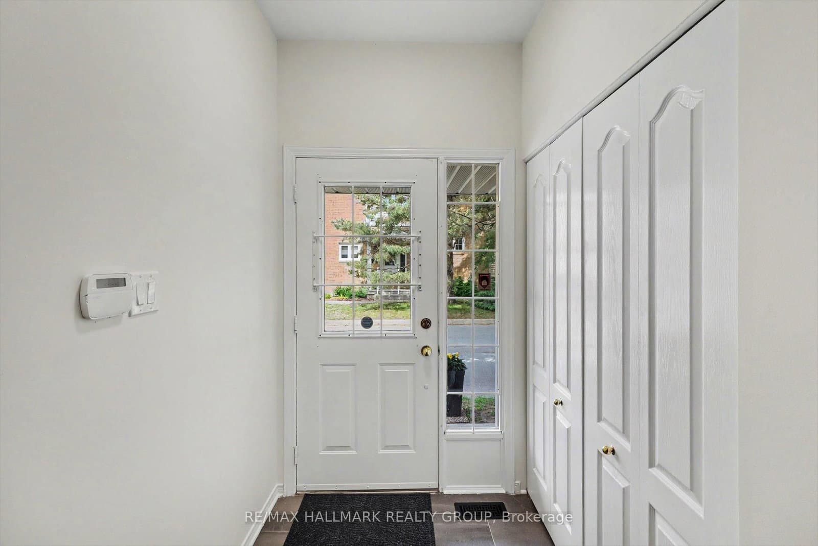 27 Sandcliffe Terrace, Ottawa, ON — photo 3