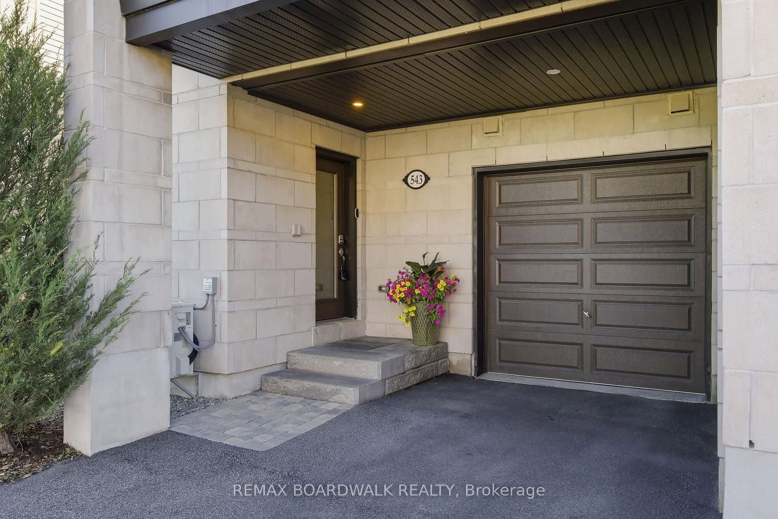 543 LABRADOR Crescent, Ottawa, ON — photo 3