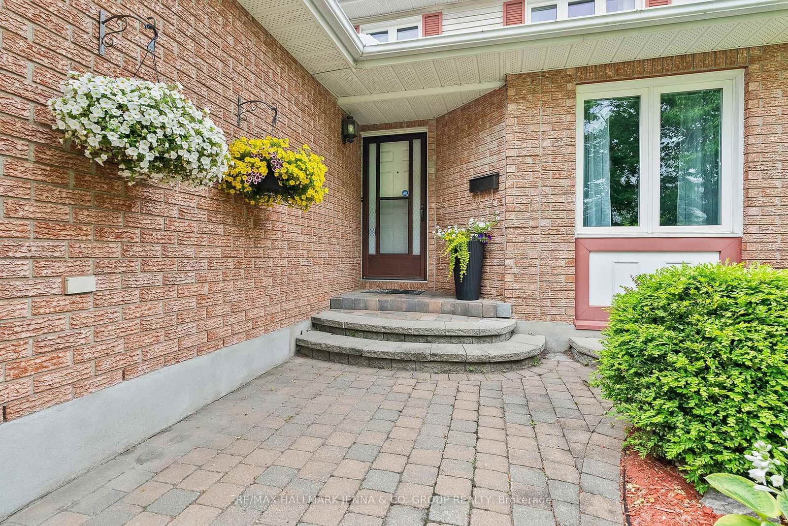 70 Huntersfield Drive, Ottawa, ON — photo 2