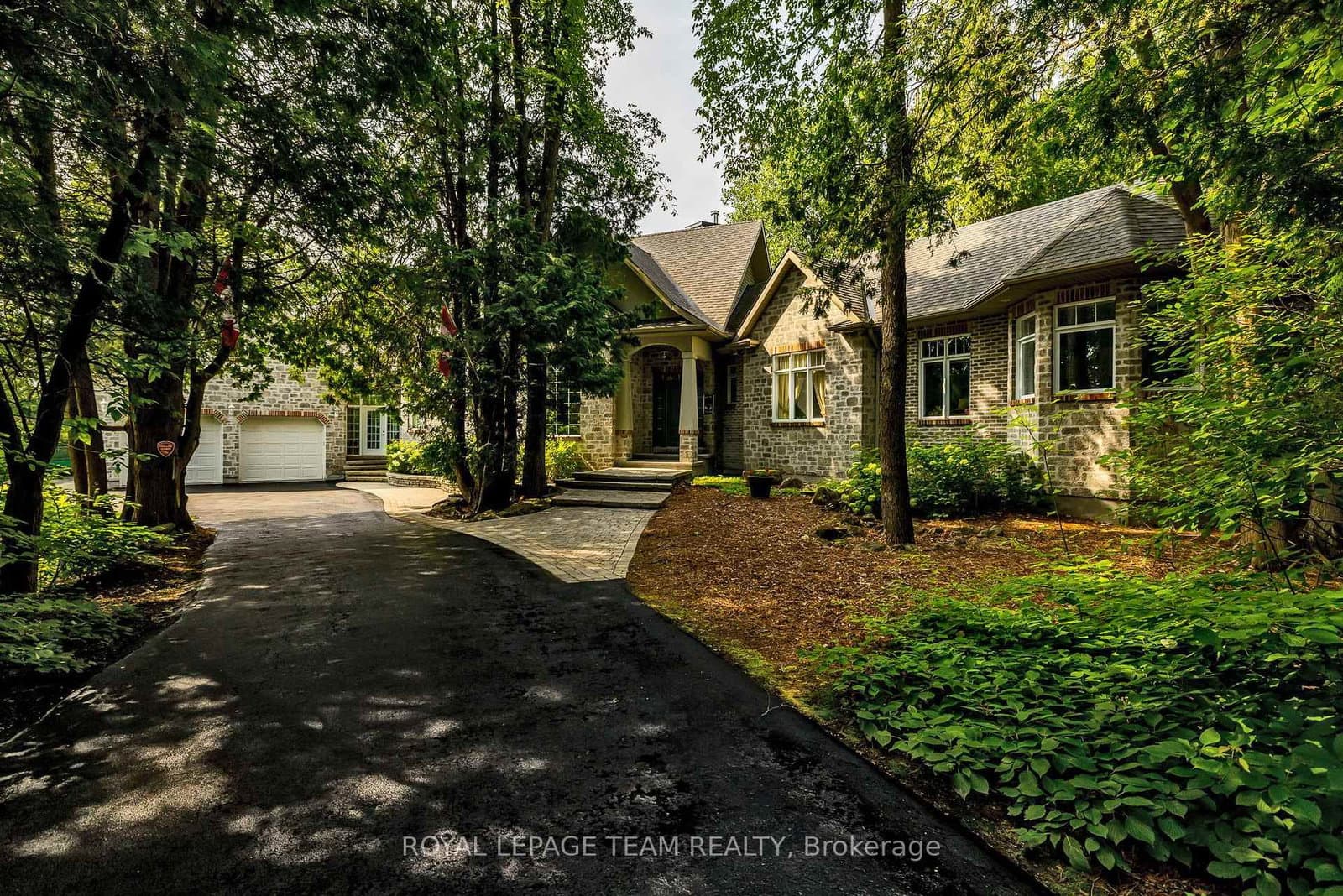 6196 Deermeadow Drive, Ottawa, ON