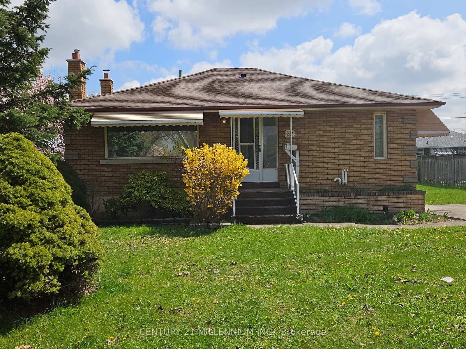 Upper - 32 Stewart Avenue, Thorold, ON