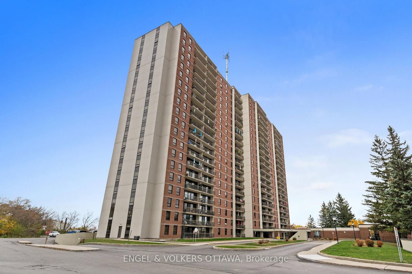 301 - 665 Bathgate Drive, Ottawa, ON