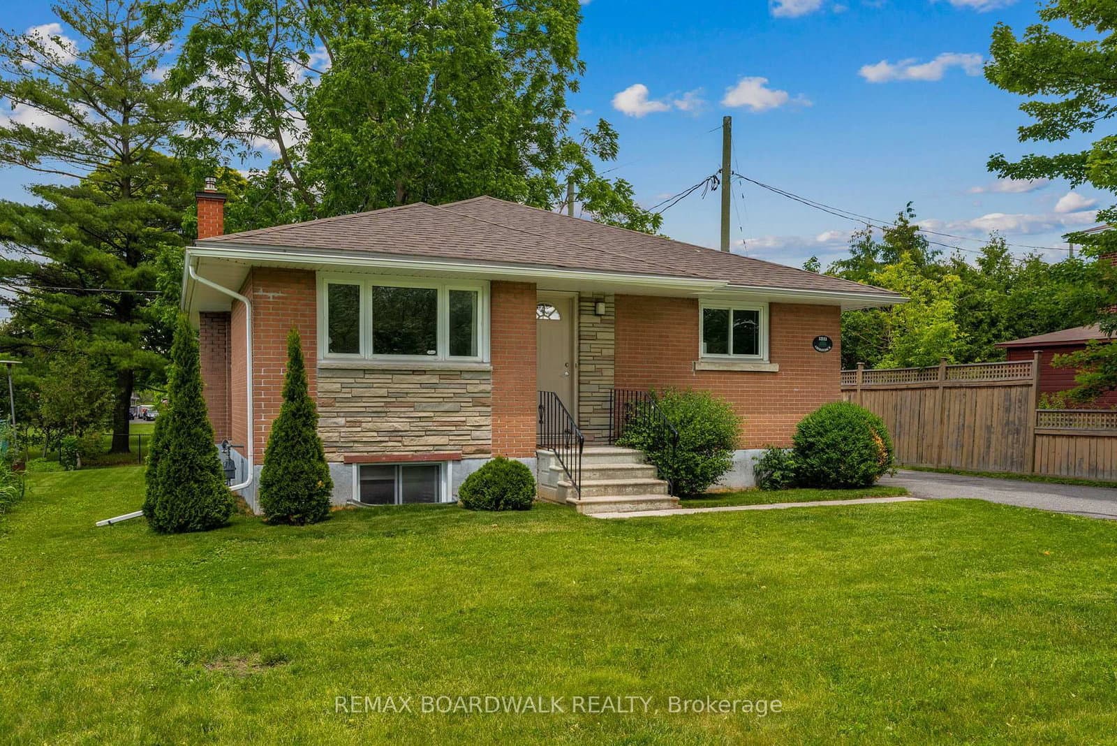 1311 Adirondack Drive, Ottawa, ON — photo 2