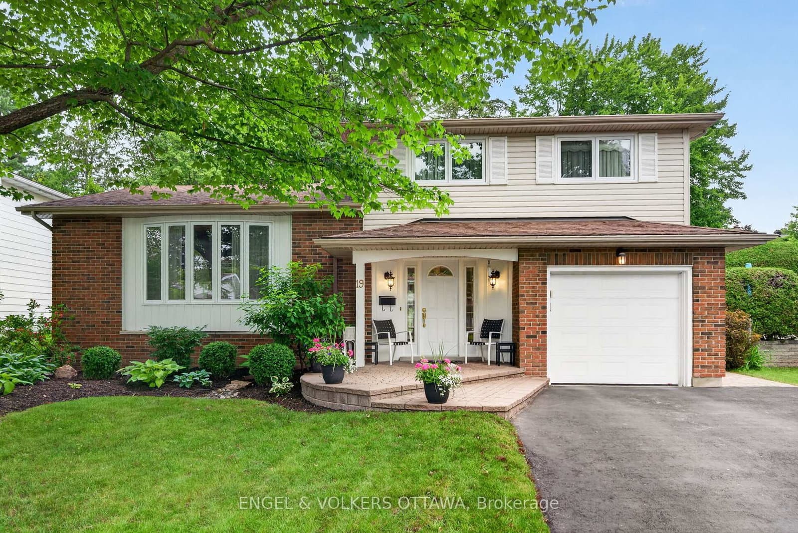 19 Woodhill Crescent, Ottawa, ON