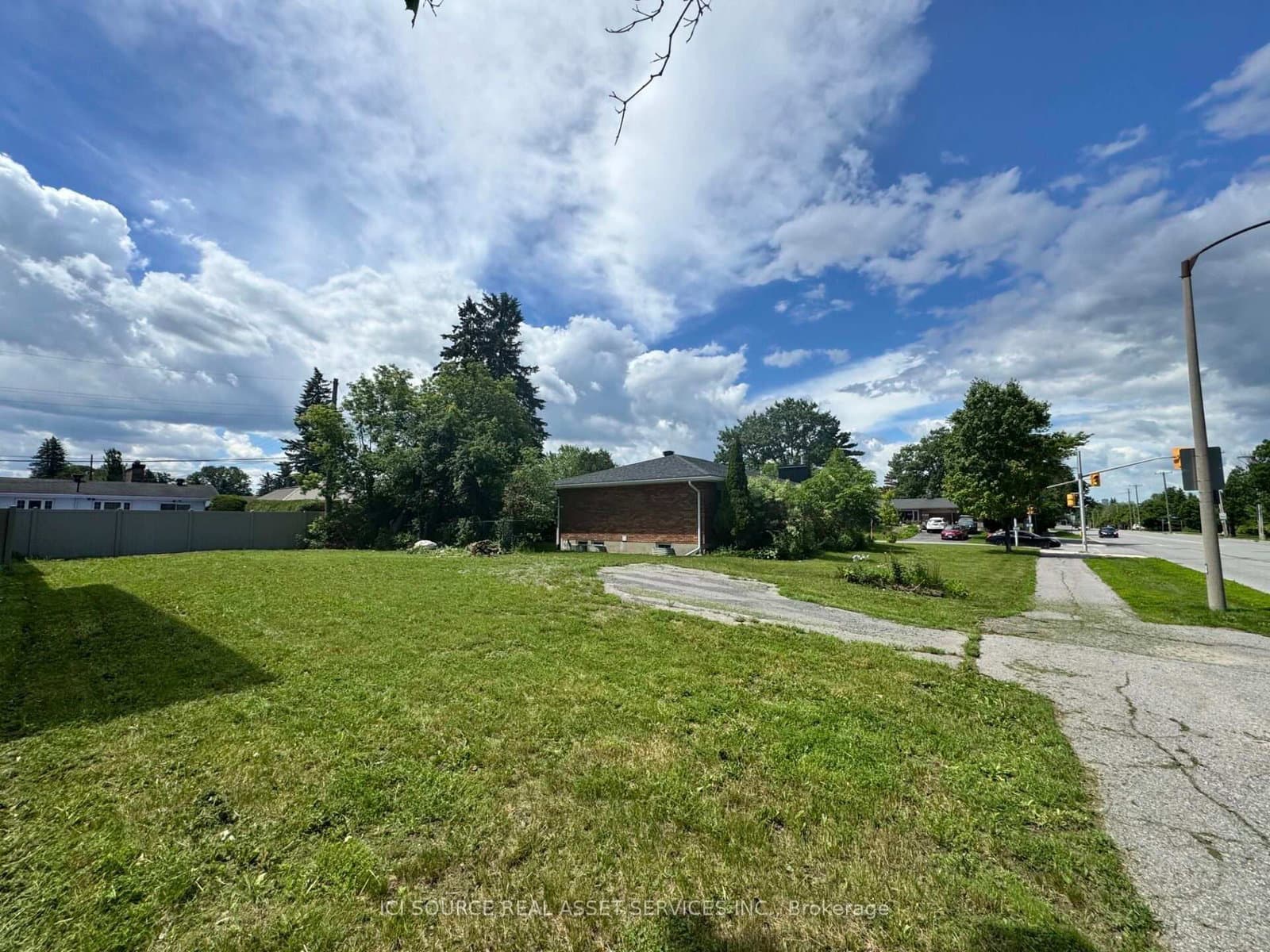 410 Smyth Road, Ottawa, ON