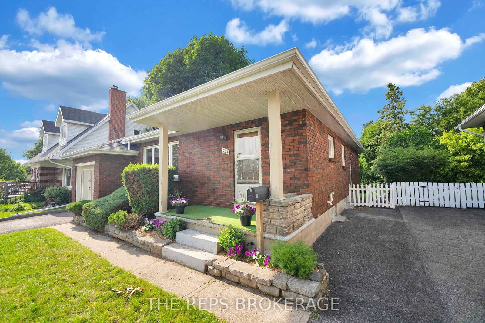 301 Knox Crescent, Ottawa, ON — photo 2
