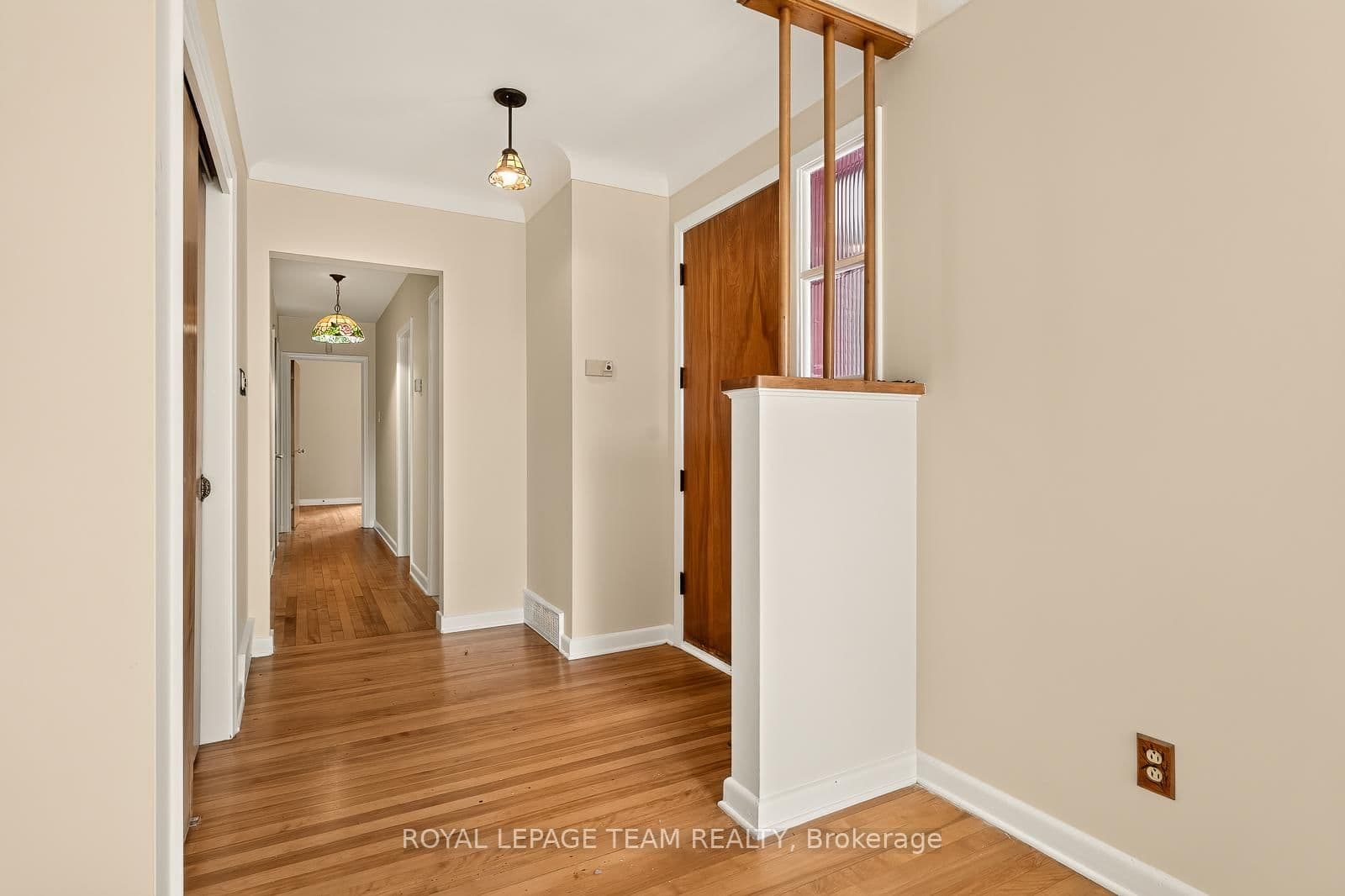 2046 Dorval Avenue, Ottawa, ON — photo 2