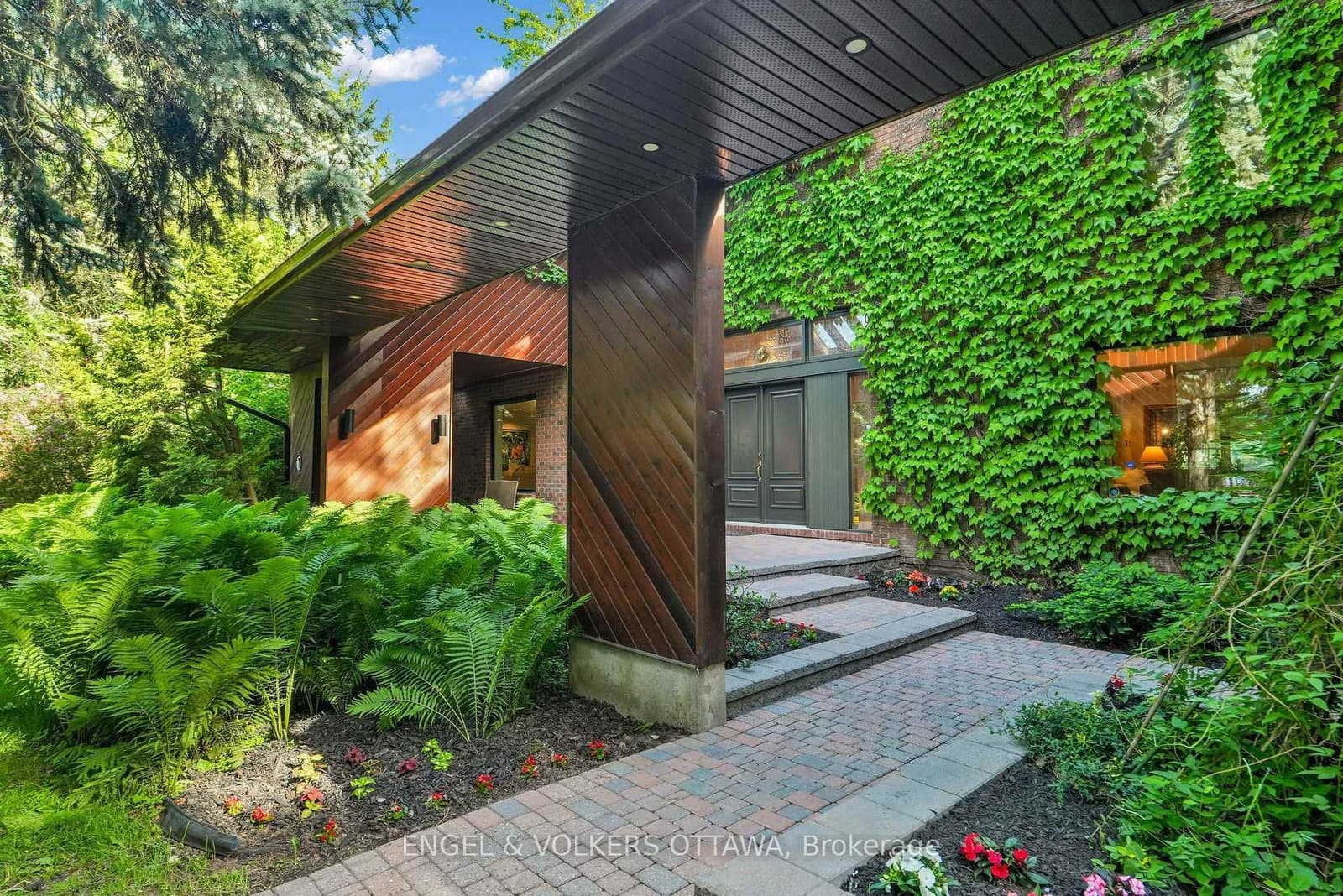 7 Mid Pines Grove, Ottawa, ON — photo 2