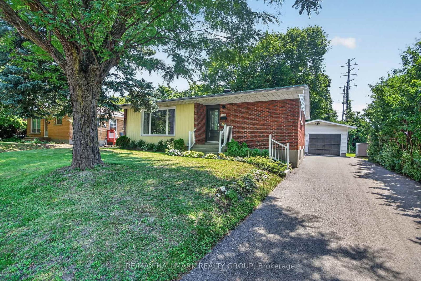 2670 Iris Street, Ottawa, ON — photo 2