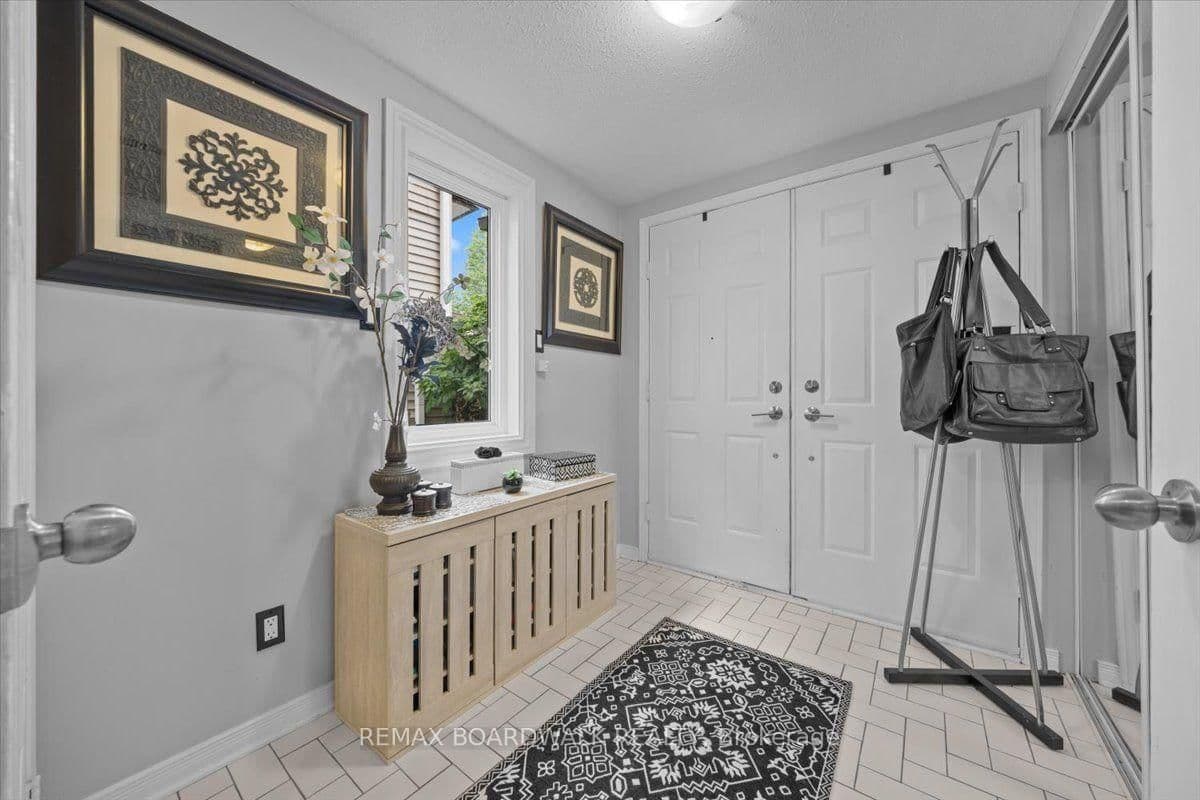 24 HACKETT Street, Ottawa, ON — photo 3