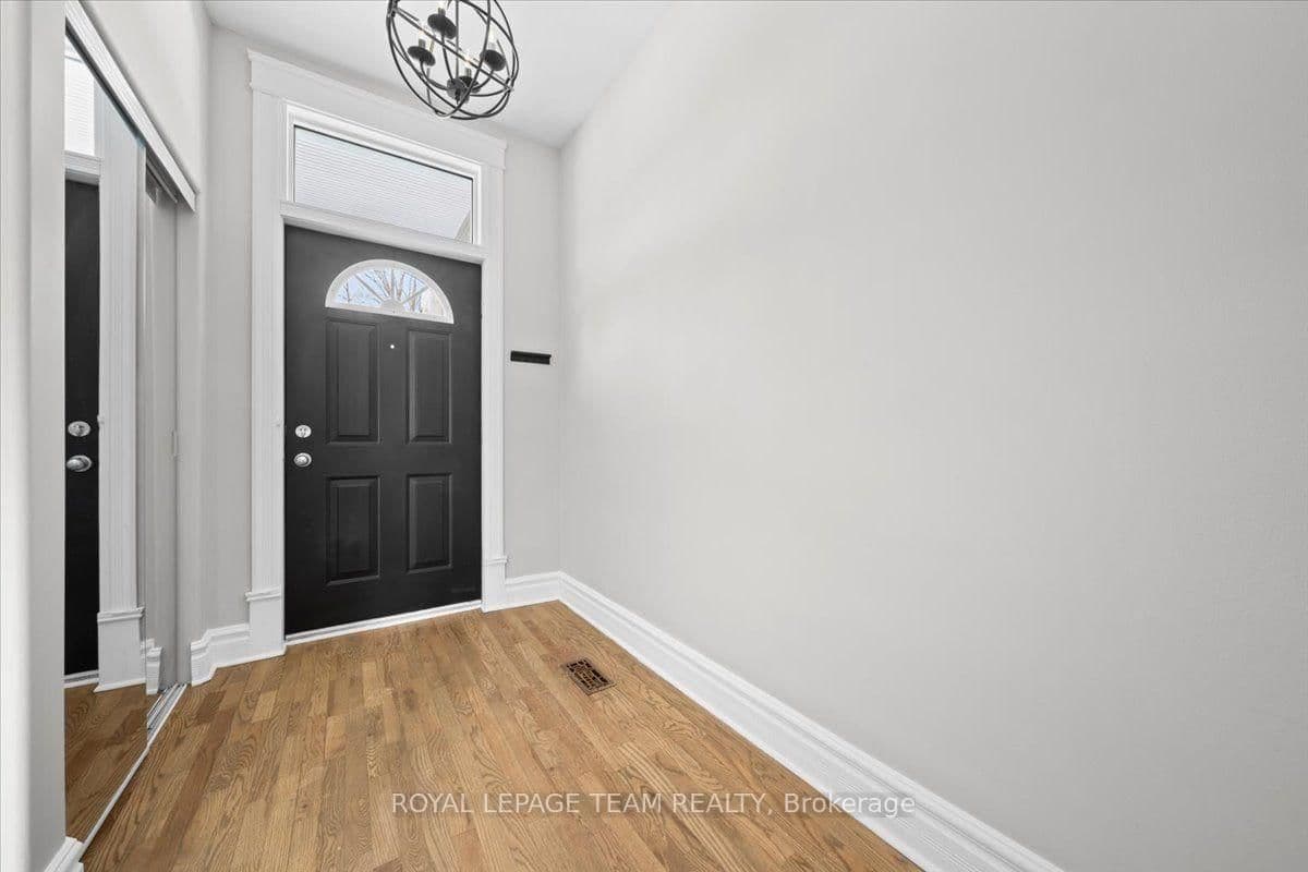 136 Elm Street, Ottawa, ON — photo 3