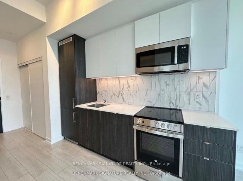 709 - 500 Dupont Street, Toronto, ON — photo 2