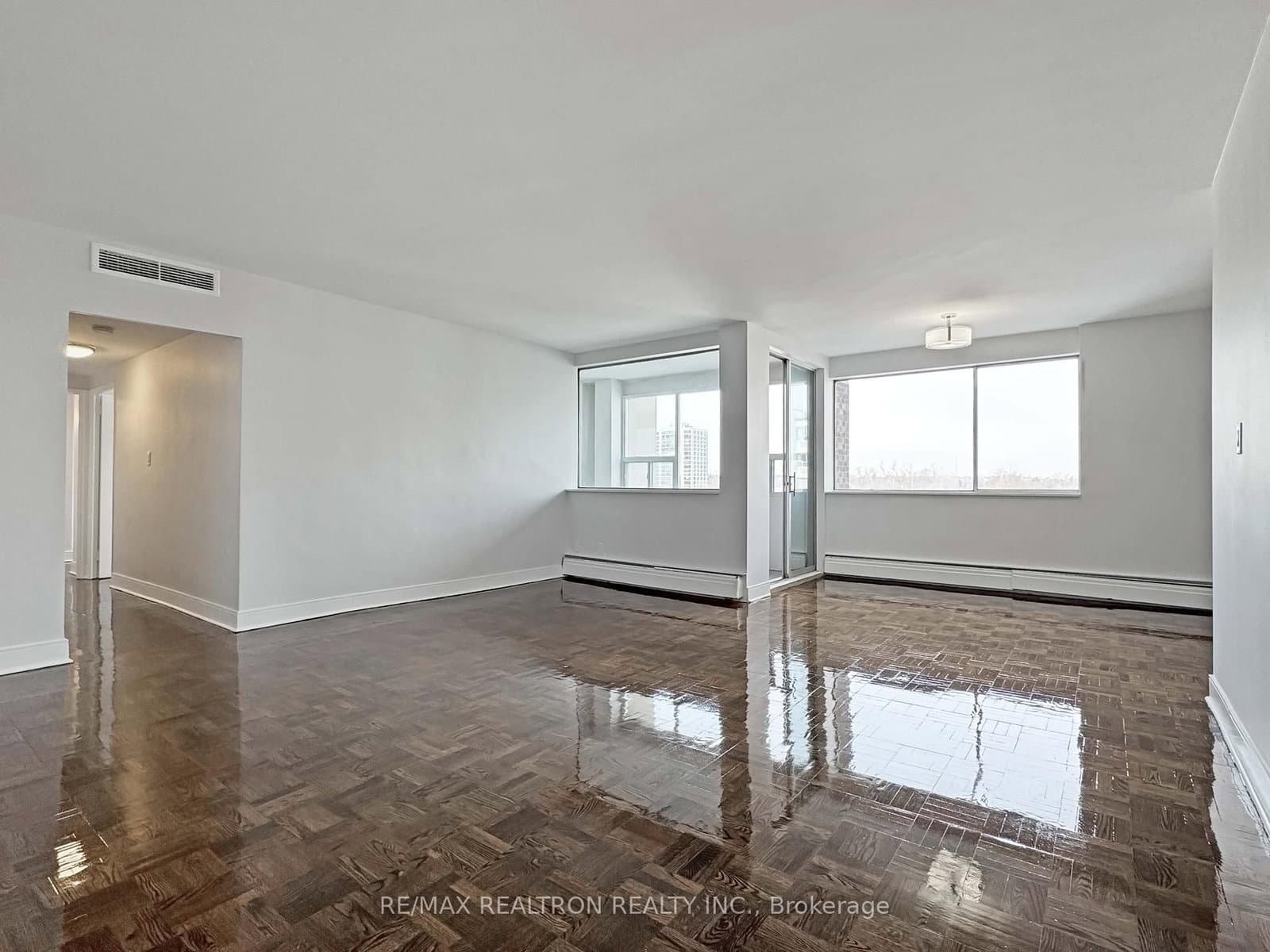 1501 - 9 Deer Park Crescent, Toronto, ON — photo 2