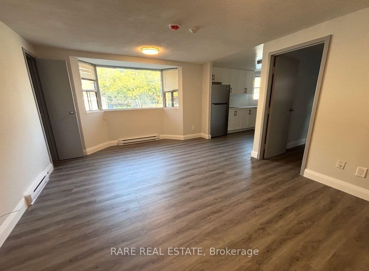 4 - 99 Bellevue Avenue, Toronto, ON — photo 2