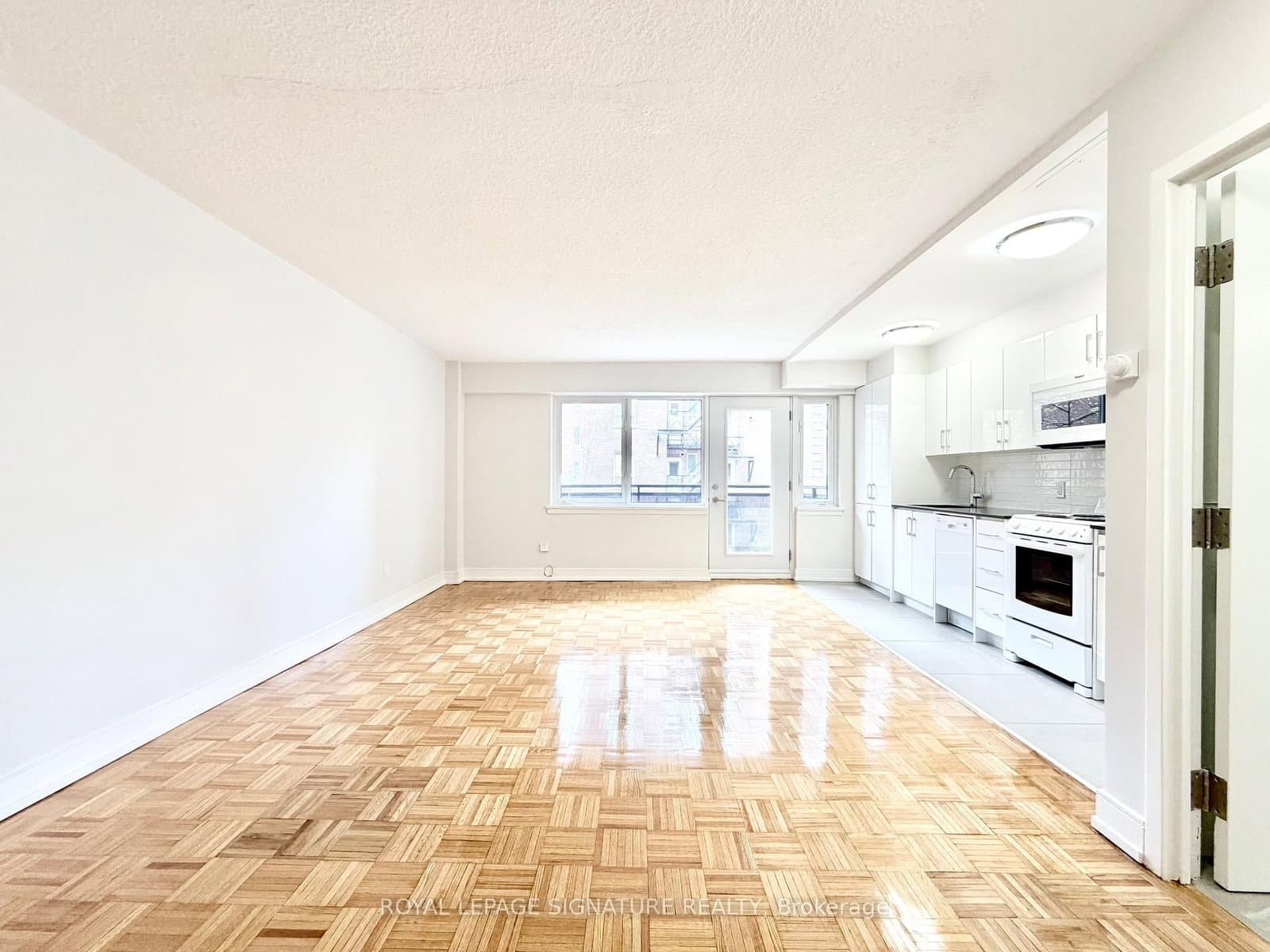 203 - 95 Lawton Boulevard, Toronto, ON — photo 2