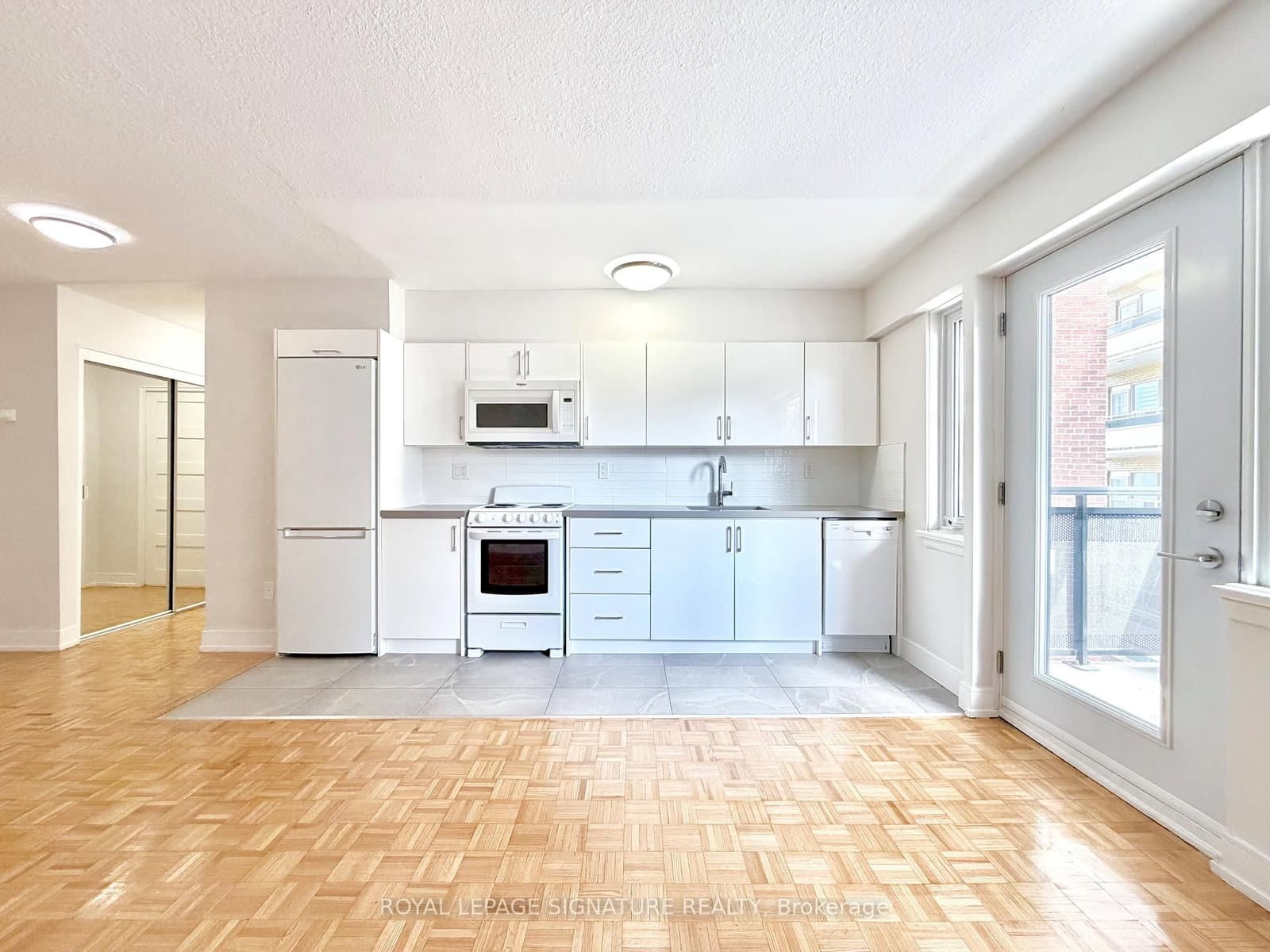 307 - 95 Lawton Boulevard, Toronto, ON — photo 2