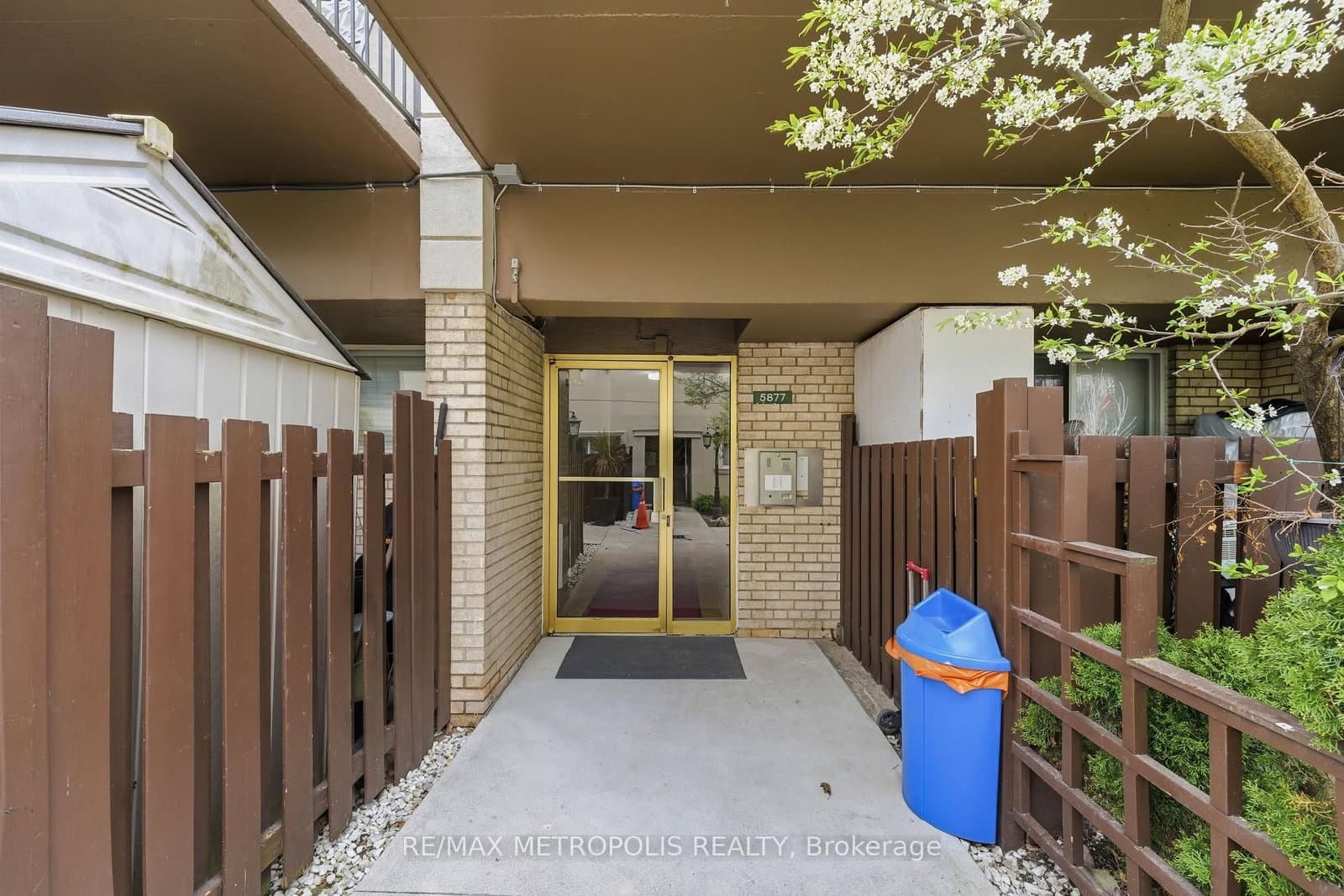 205 - 5877 Bathurst Street, Toronto, ON — photo 2