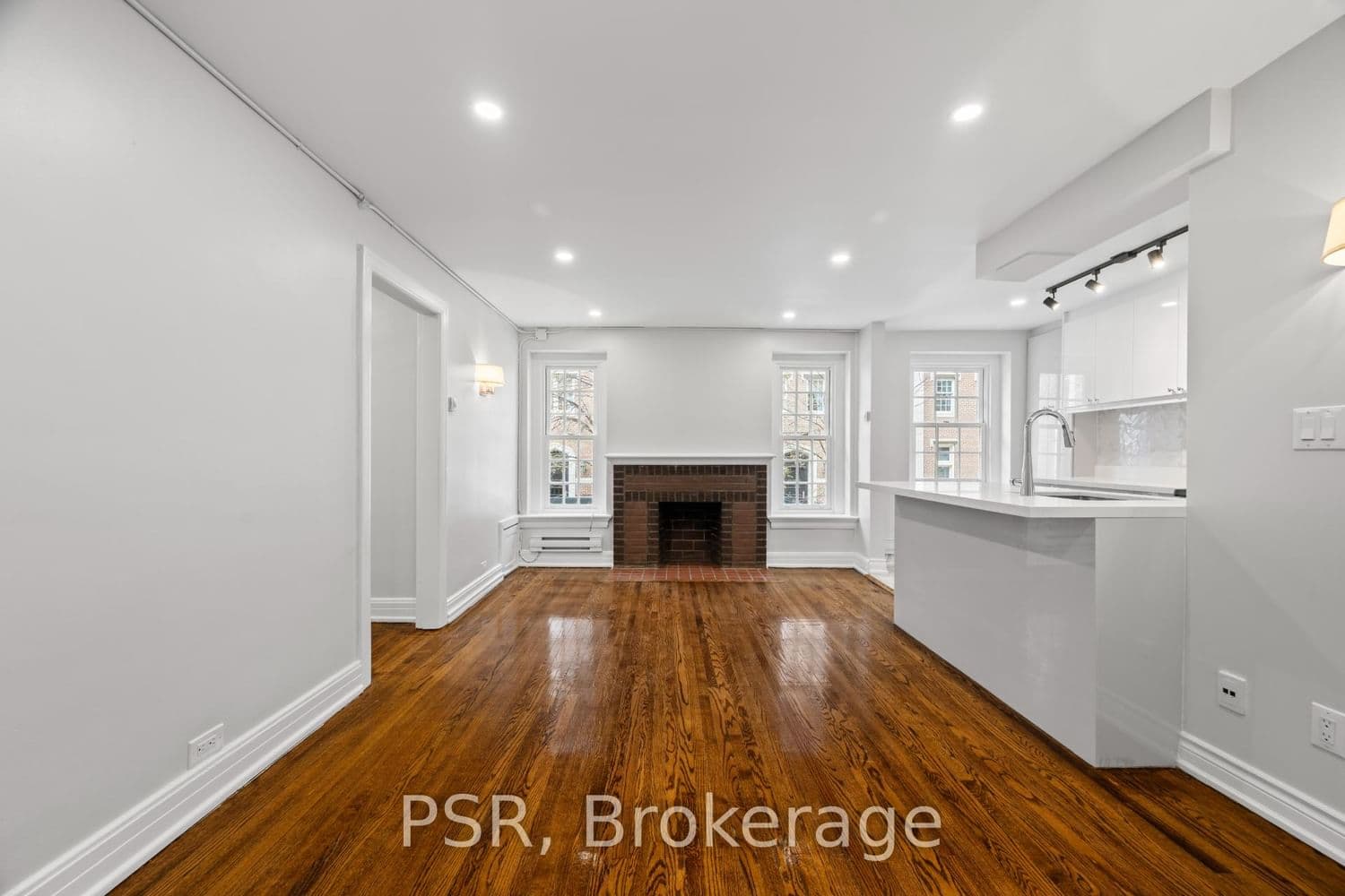 24 - 8 St Thomas Street, Toronto, ON