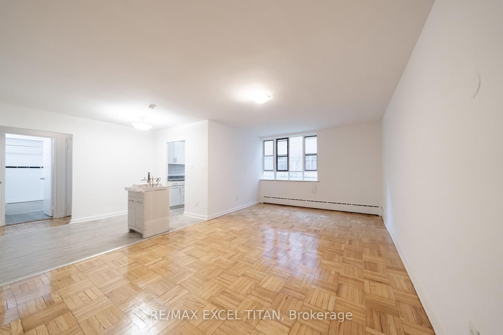 M8 - 77 Erskine Avenue, Toronto, ON