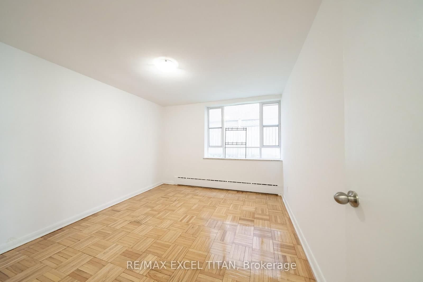 M9 - 77 Erskine Avenue, Toronto, ON — photo 2