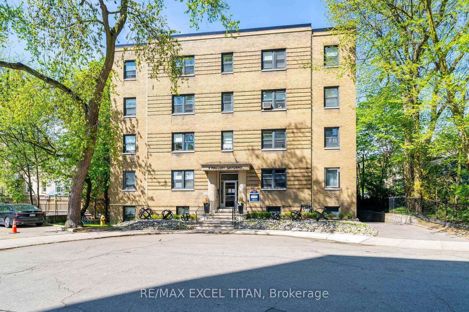 24 - 8 Mallory Gardens, Toronto, ON