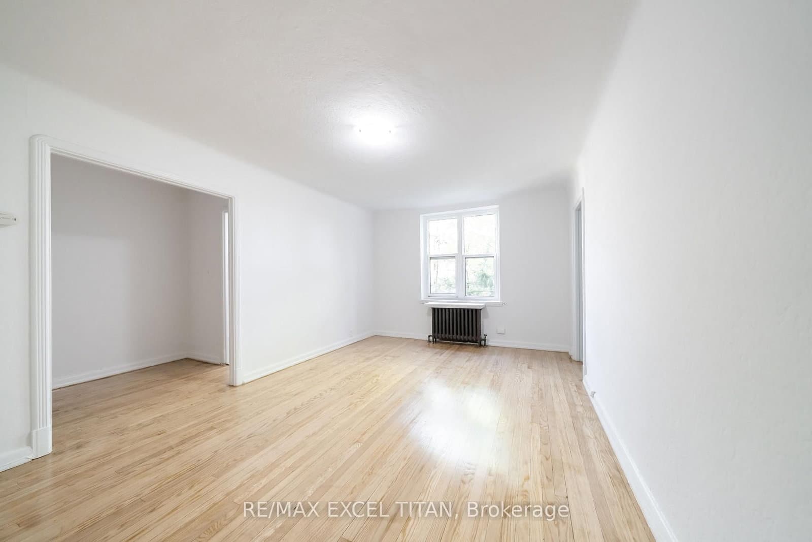 24 - 8 Mallory Gardens, Toronto, ON — photo 2