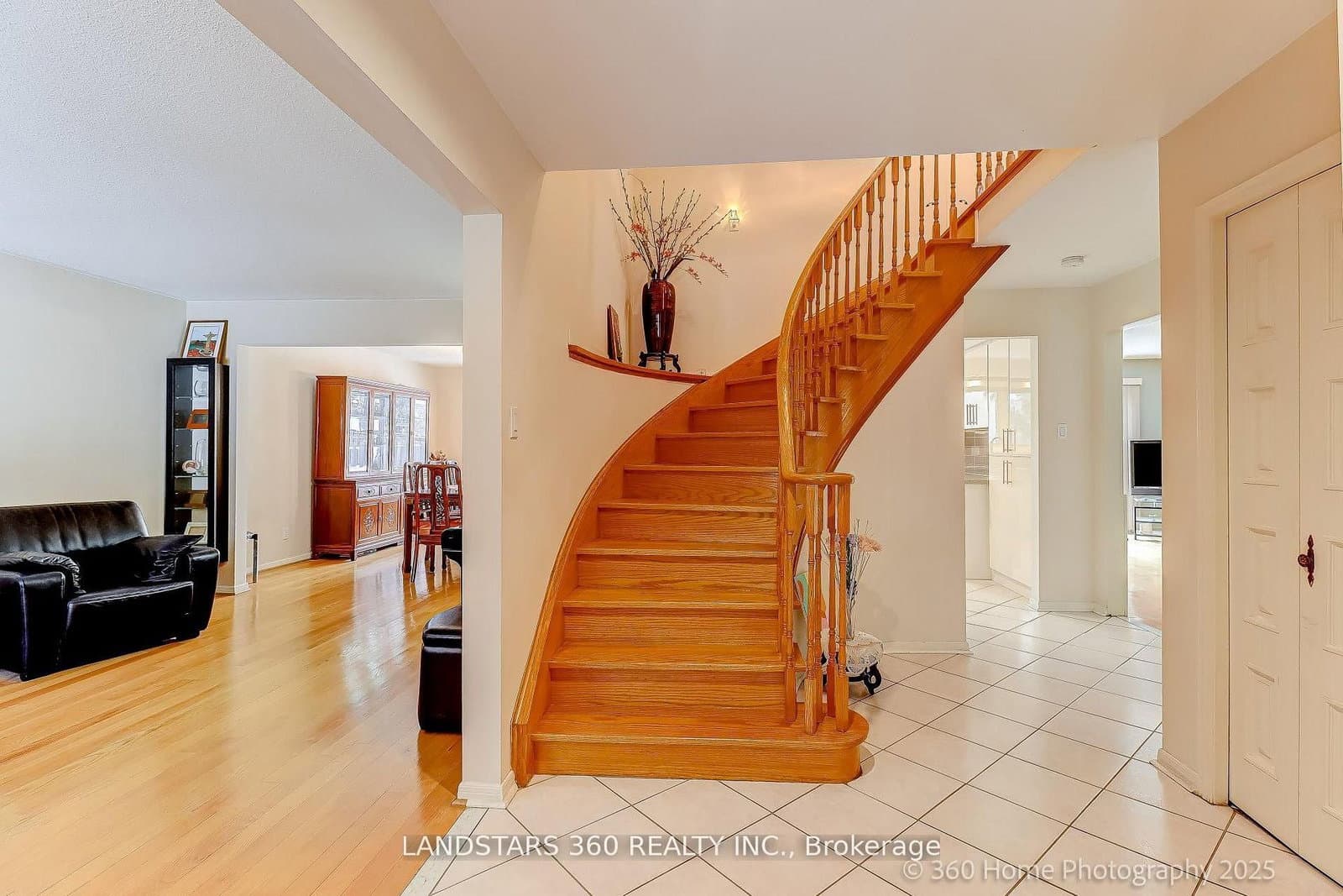 31 Whitehorn Crescent, Toronto, ON — photo 2