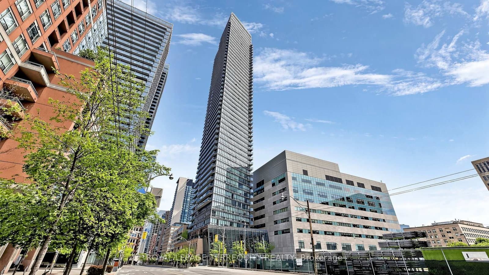 2710 - 832 Bay Street, Toronto, ON — photo 2