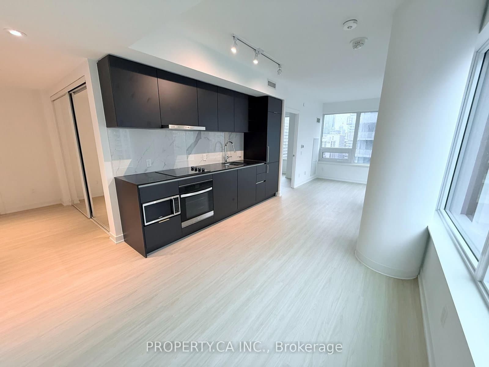 1916 - 8 Wellesley Street, Toronto, ON