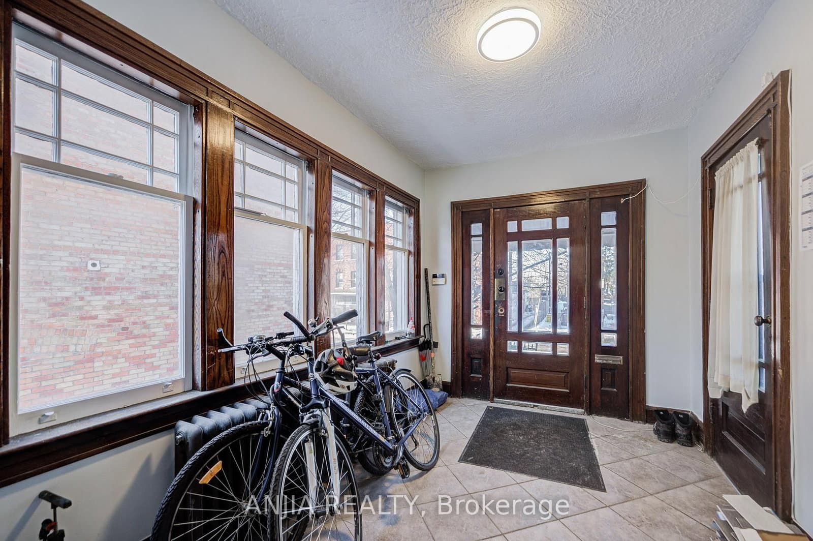 7 Linnsmore Crescent, Toronto, ON — photo 2