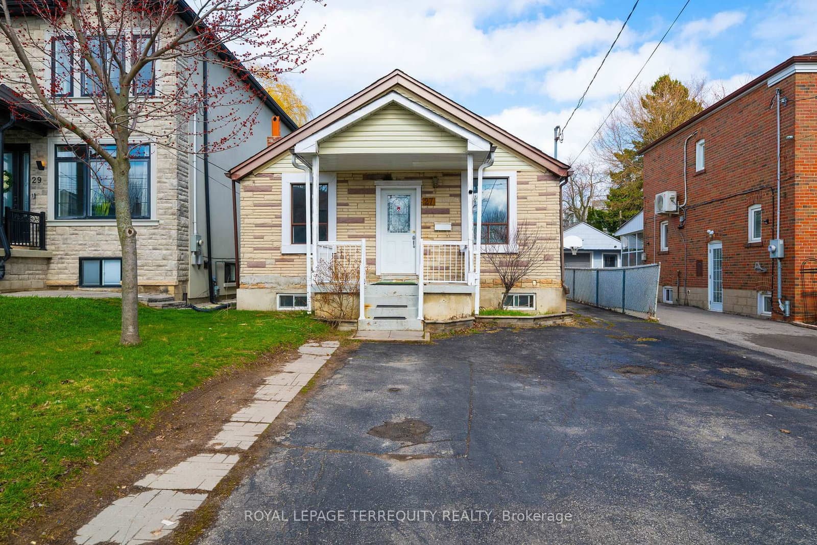 27 Phillip Avenue, Toronto, ON — photo 2