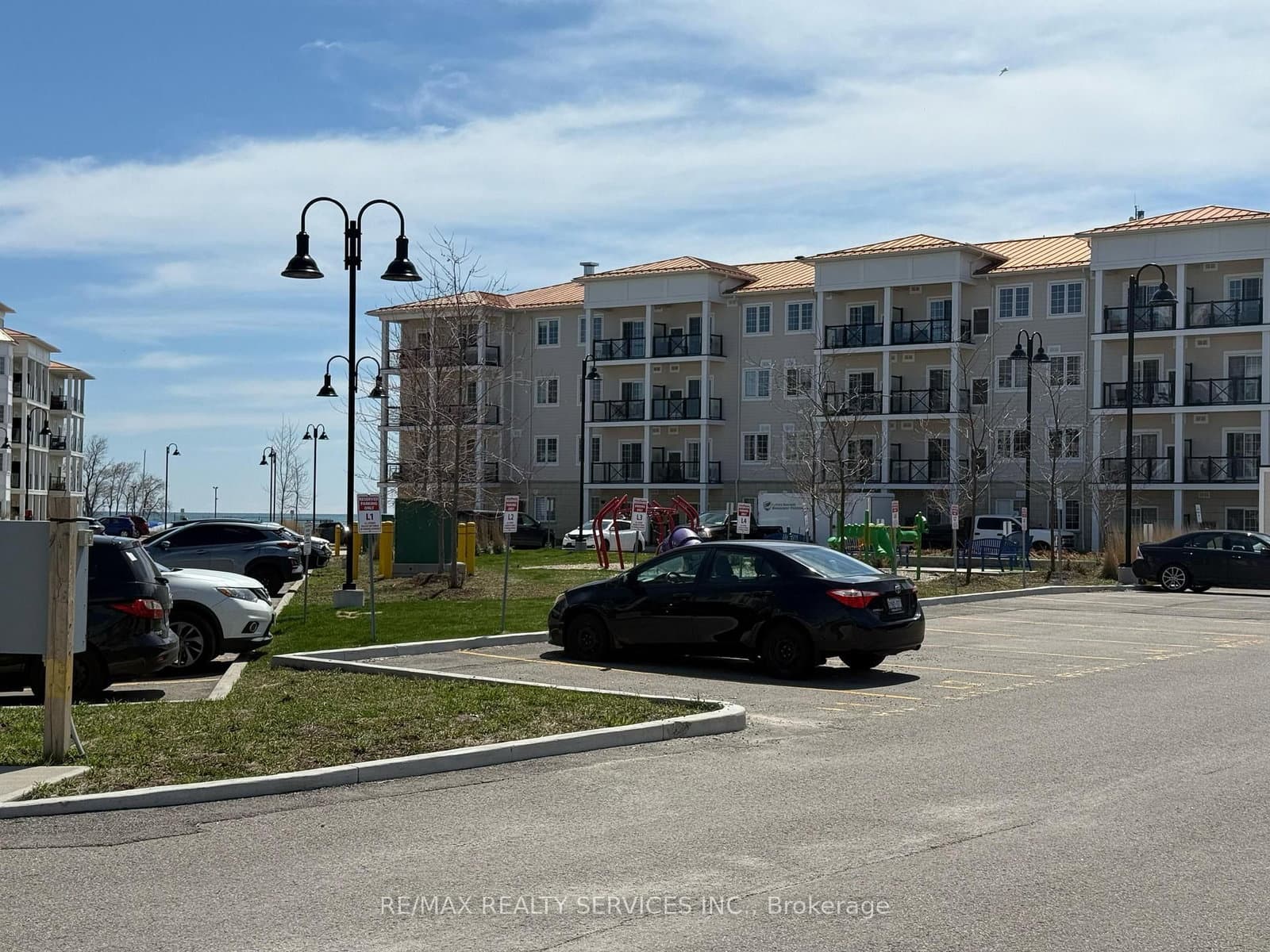 229 - 50 Lakebreeze Drive, Clarington, ON — photo 2