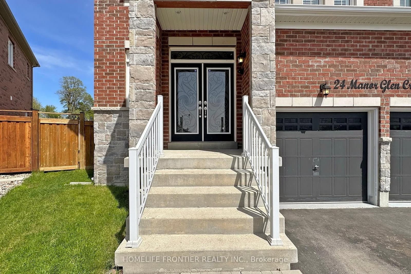 24 Manor Glen Crescent, East Gwillimbury, ON — photo 2
