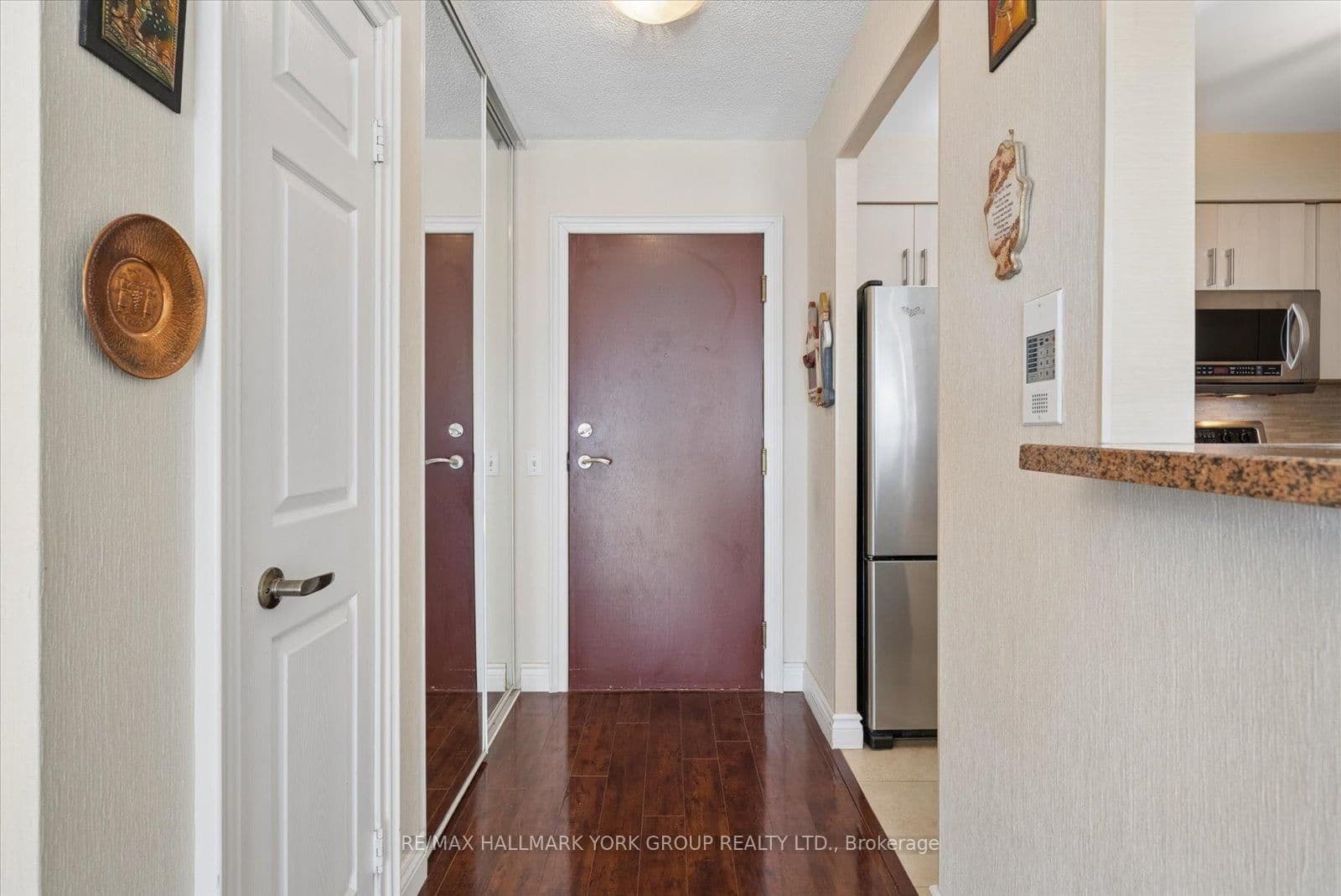 512 - 81 Townsgate Drive, Vaughan, ON — photo 2