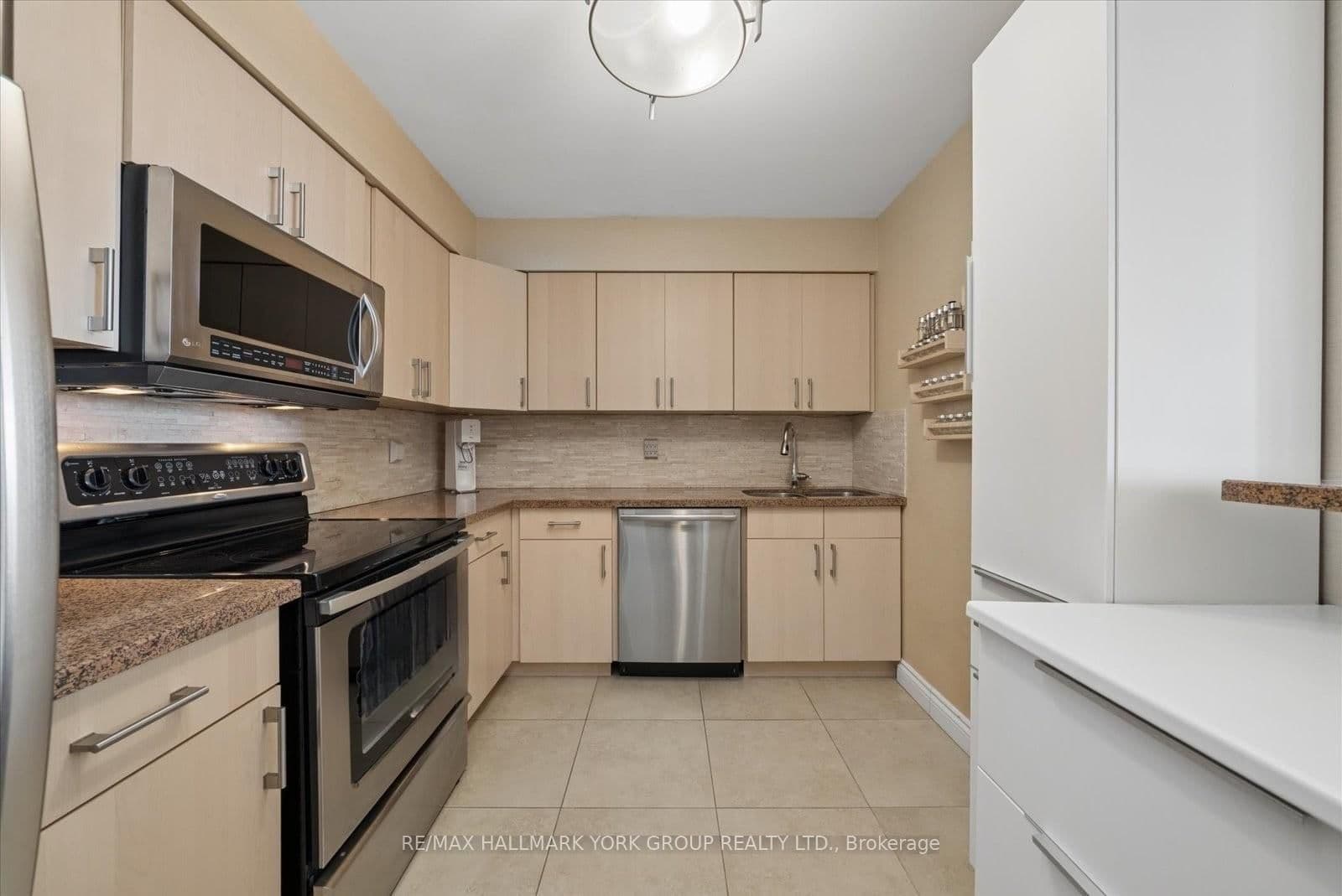 512 - 81 Townsgate Drive, Vaughan, ON — photo 3