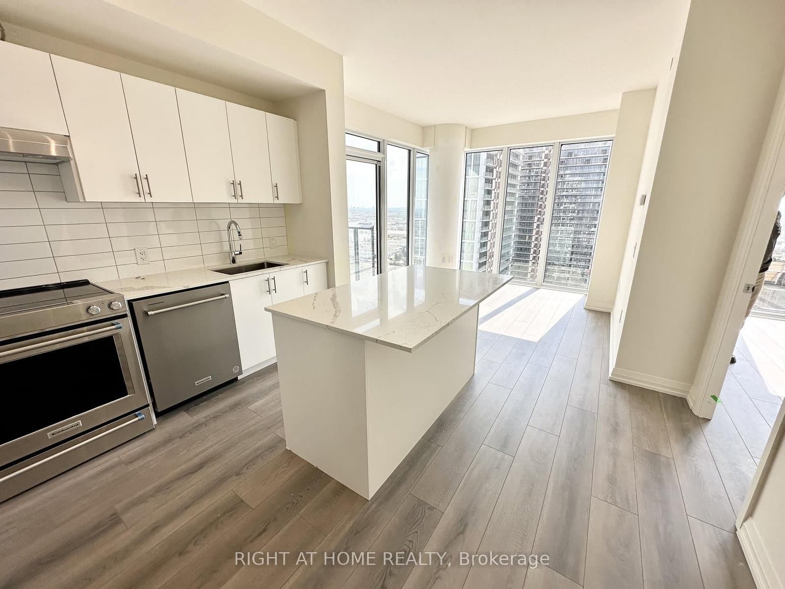 2115 - 9000 Jane Street, Vaughan, ON